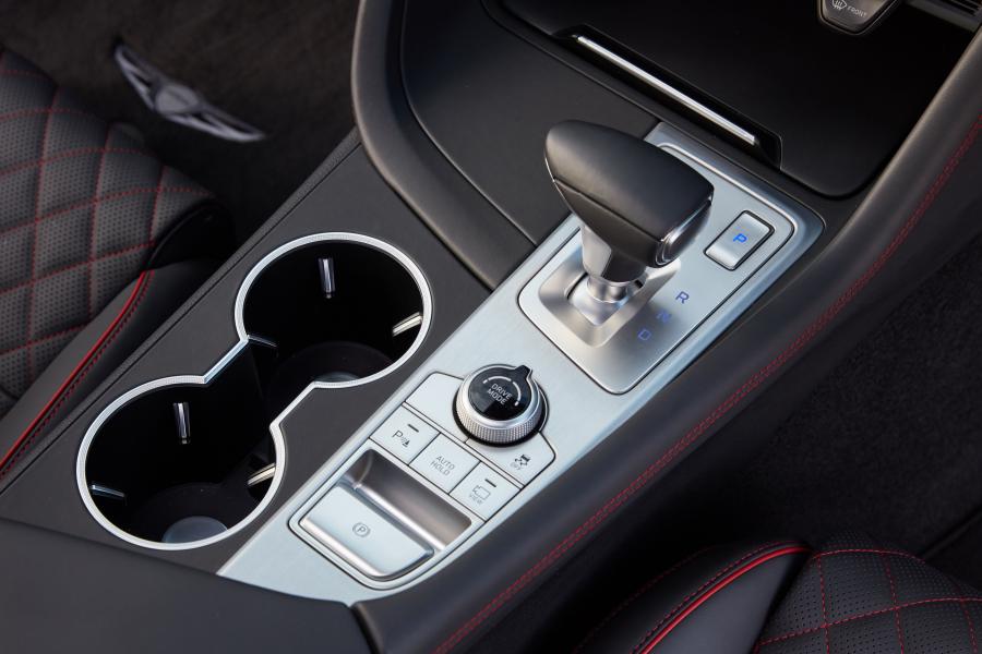 Детали интерьера Genesis G70 3.3T 2019 года  (AU) (фото 29 из 40)